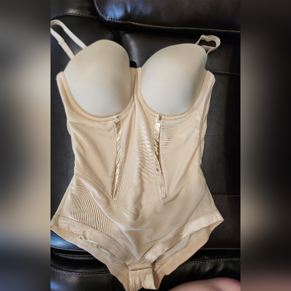 Maidenform Size 40D, Beige Firm Control Shapewear. New Without Tags